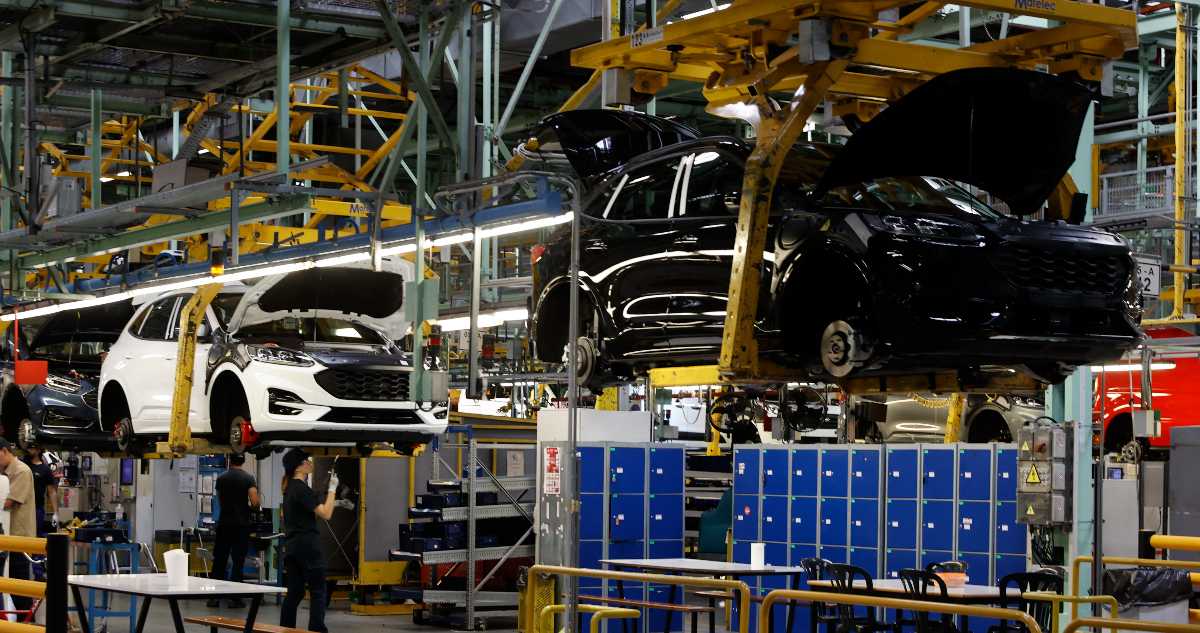 Miles de trabajadores de 3 fabricantes automotrices inician huelga en EEUU