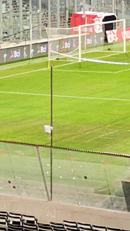Así está el terreno de juego del estadio Monumental para el duelo entre La Roja y Colombia.