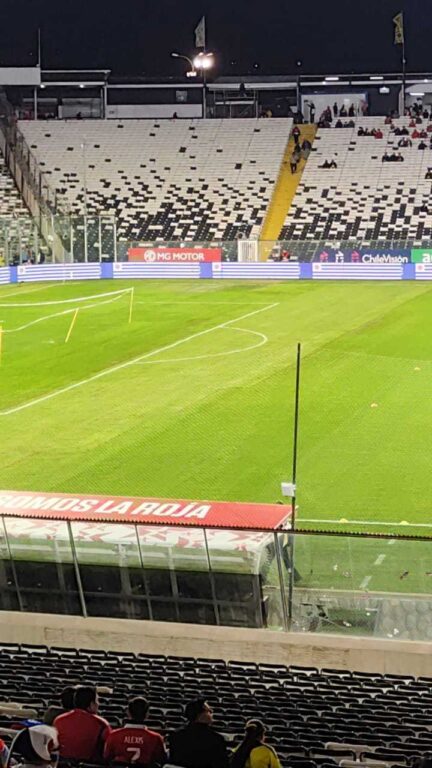 Así está el terreno de juego del estadio Monumental para el duelo de La Roja con Colombia.