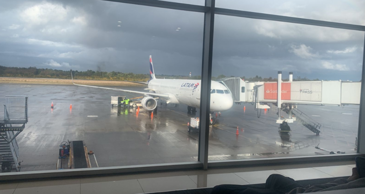 Evacúan avión de Latam con destino a Santiago por presunto aviso de bomba en Puerto Montt