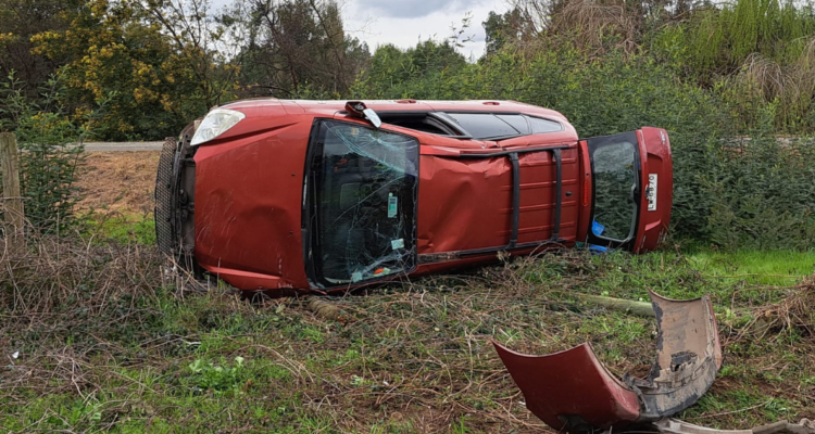 Vehículo termina volcado en Ruta 5 Sur a la altura de Los Ángeles: hay cinco lesionados
