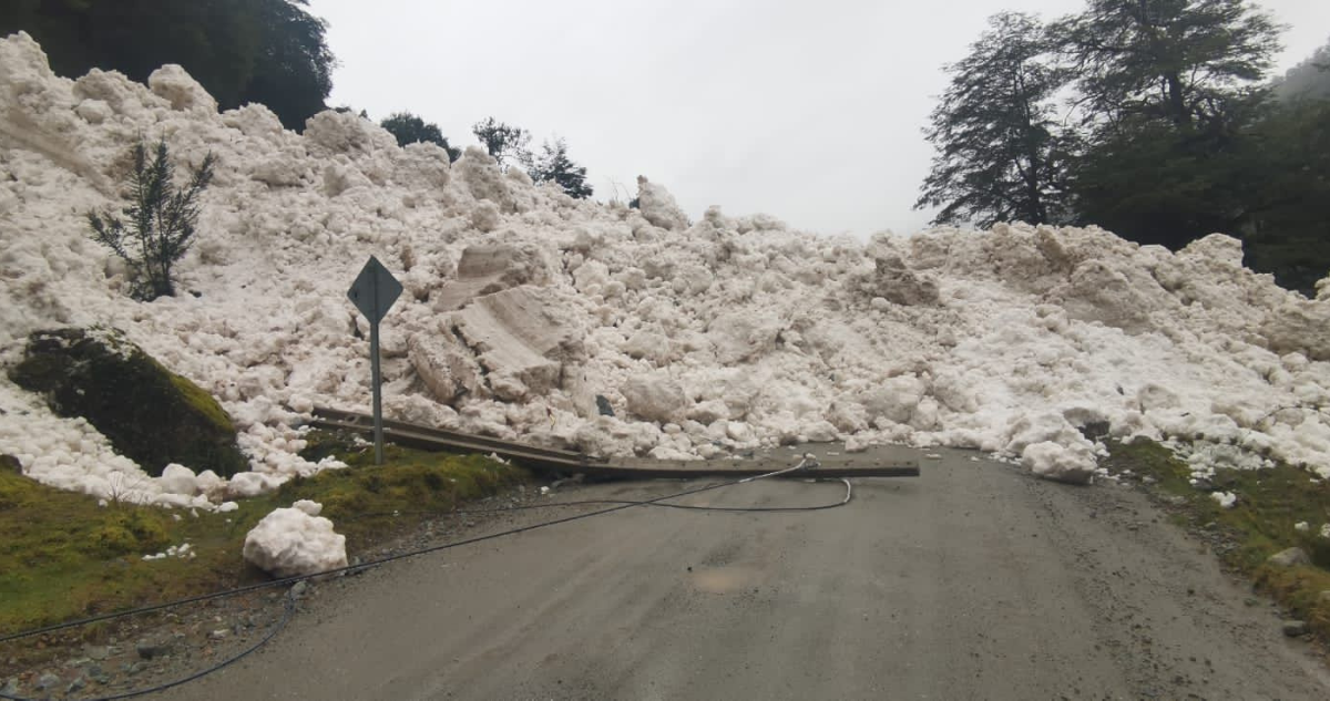 Sorprendente deslizamiento de 80 metros de nieve en Futaleufú tras sistema frontal en Los Lagos