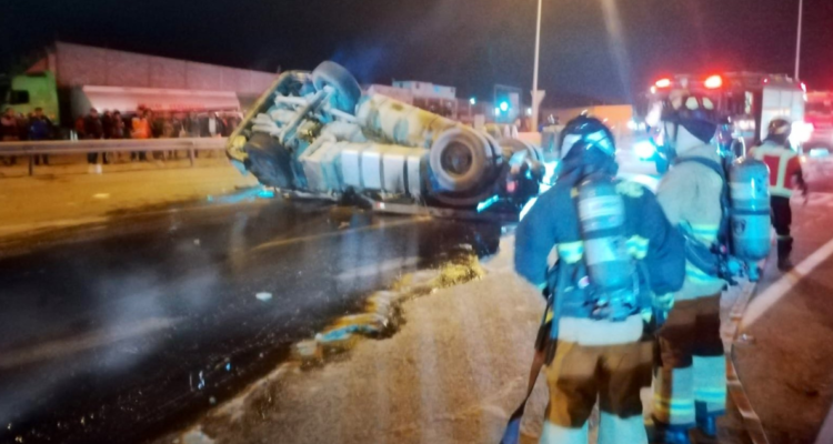 Camión con acoplado vuelca y deja una persona fallecida en Alto Hospicio: hay derrame de combustible