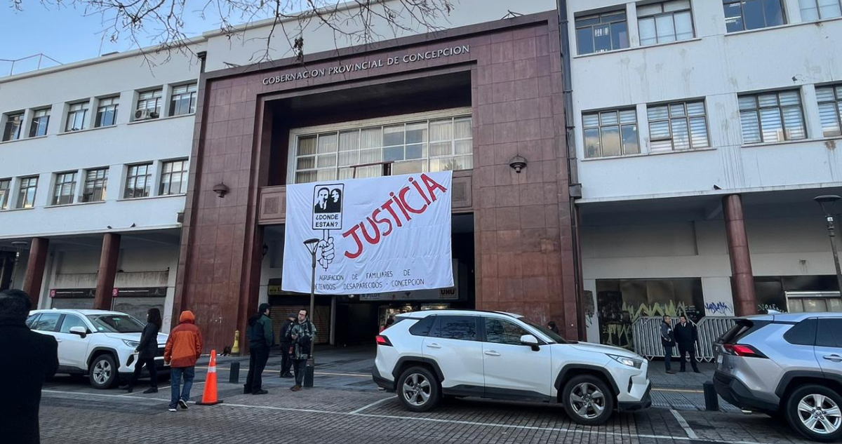 Familiares de DD.DD despliegan lienzo desde la Delegación Presidencial en Concepción
