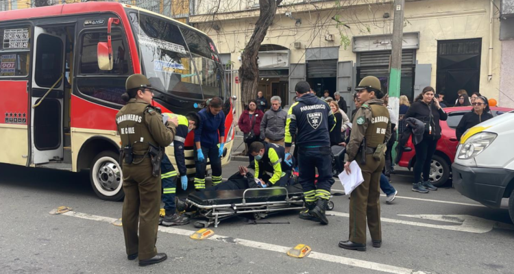 Bus atropella a mujer en Valparaíso: se habría tropezado tras bajar de colectivo en zona no permitida