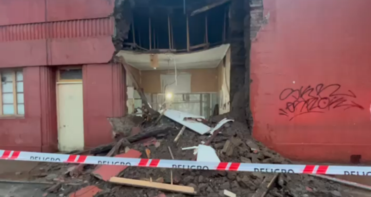 Frontis de una casa se derrumba en medio de lluvias en Santiago: hay 7 damnificados