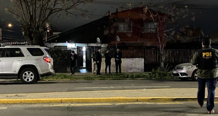 Funcionaria PDI frustra a tiros robo del auto de su papá: delincuentes simularon ser compradores