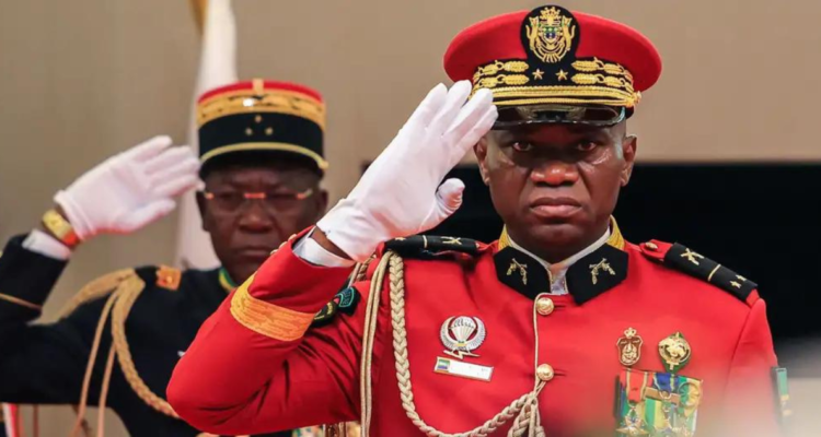 Brice Oligui Nguema jura como “presidente de la transición” en Gabón