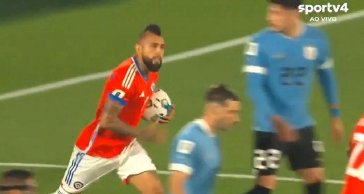 Arturo Vidal descontó para Chile ante Uruguay.