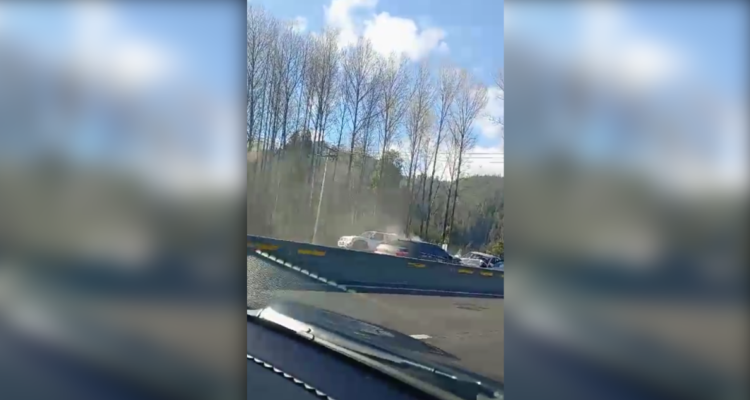 Graban a sujeto conduciendo contra el tránsito en plena carretera