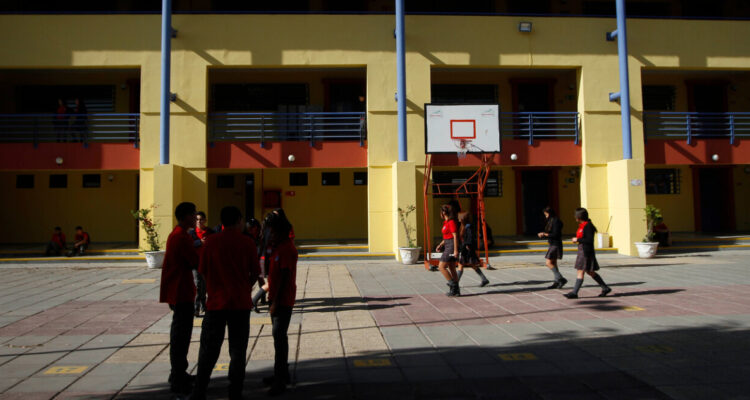 Avanza en la Cámara proyecto que obliga a cantar himno nacional e izar bandera en colegios los lunes