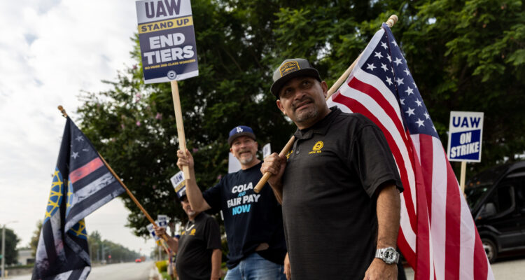 La mega huelga del sector automotriz en EEUU suma más trabajadores y conversaciones están estancadas