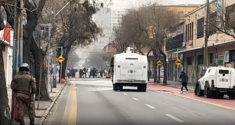 Incidentes afuera del Liceo Barros Borgoño derivan en principio de incendio en su interior