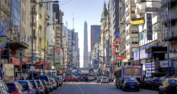 Edificios con el Obelisco de fondo