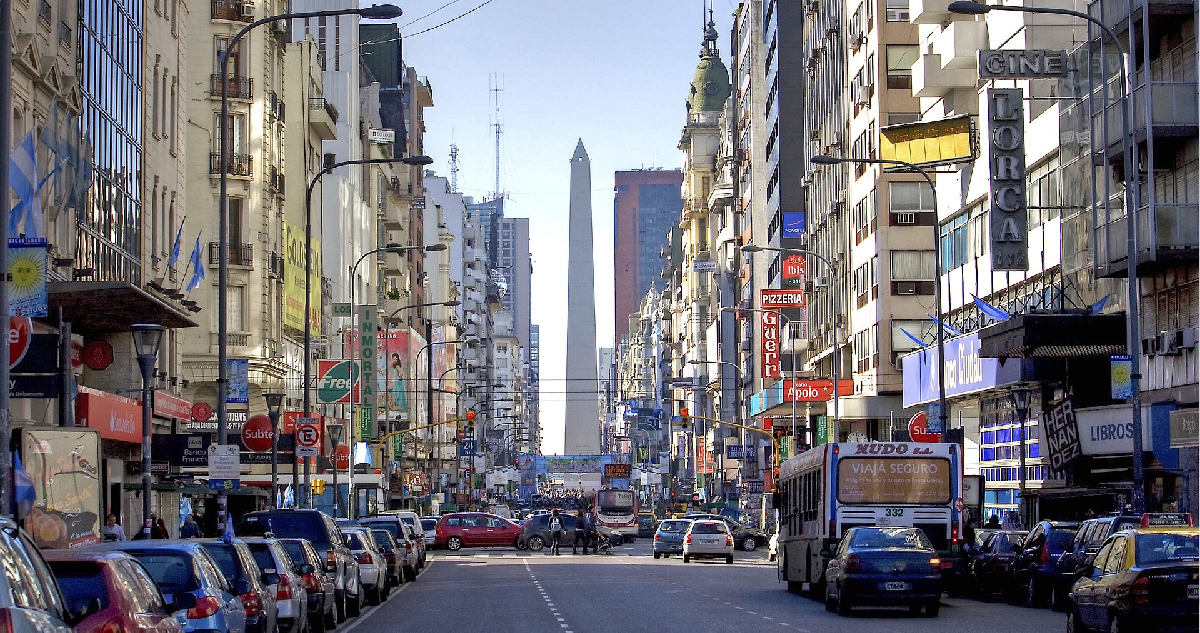 Edificios con el Obelisco de fondo