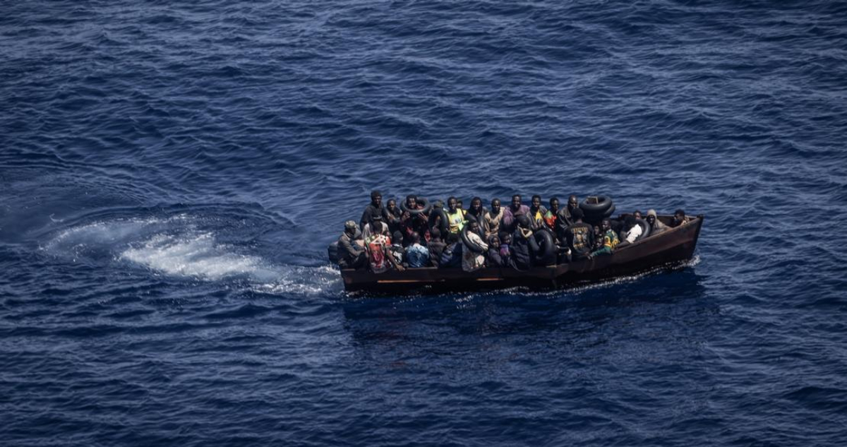 Caos total en la isla italiana Lampedusa tras la llegada de 100 barcos con 5 mil inmigrantes en un día