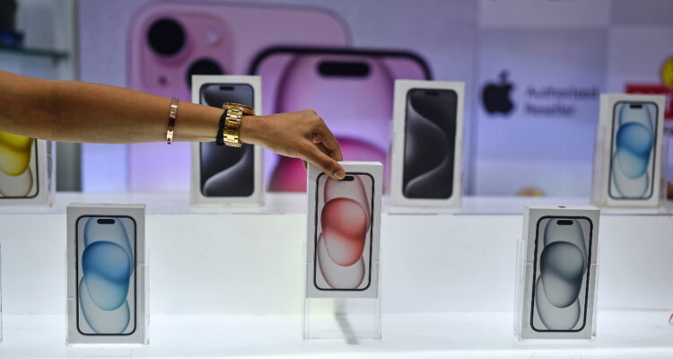 Con sueldo promedio y sueldo mínimo: ¿Cuántos días de mi trabajo me costaría comprar el iPhone 15?