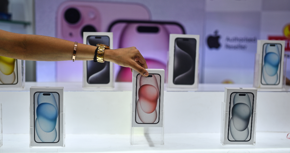 Con sueldo promedio y sueldo mínimo: ¿Cuántos días de mi trabajo me costaría comprar el iPhone 15?