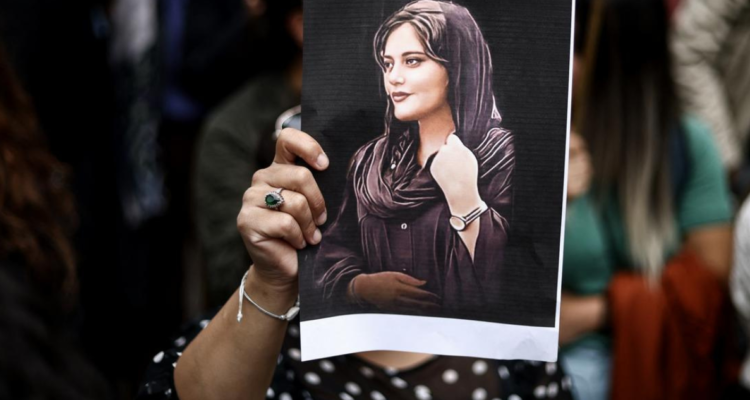 Jina Mahsa Amini, de 22 años, murió bajo custodia policial