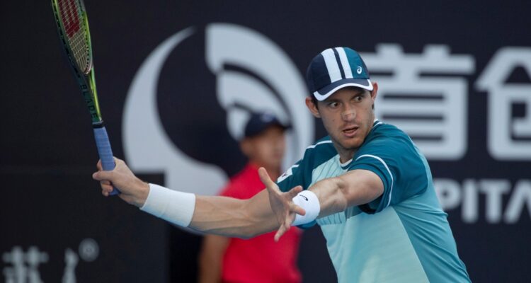 ¡Triunfazo! Jarry vence a Tsitsipas en el China Open y avanza a octavos