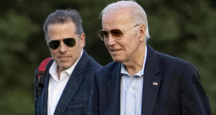 Joe Biden, en primer plano, junto a su hijo Hunter