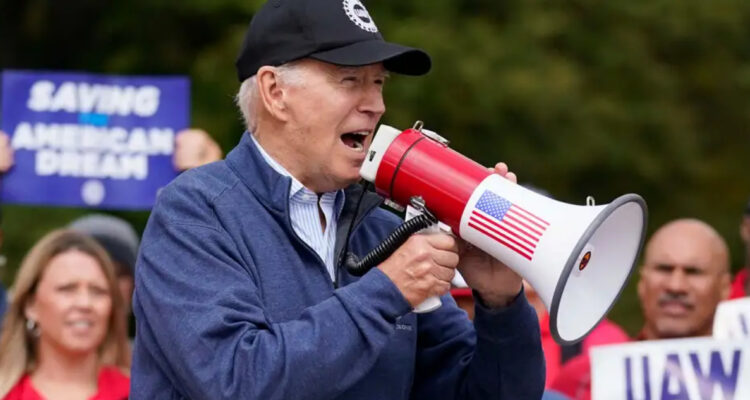 Histórico: con megáfono en mano Joe Biden es el primer presidente en EEUU en sumarse a huelga sindical