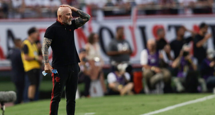 Jorge Sampaoli otra vez es cuestionado en Brasil.