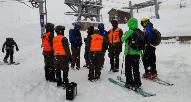 Buscan a joven montañista extraviado en Centro de Ski La Parva: se le perdió de vista este jueves