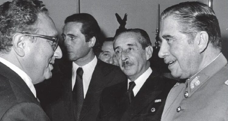 Kissinger, Merino y Pinochet. Detalle de la portada.