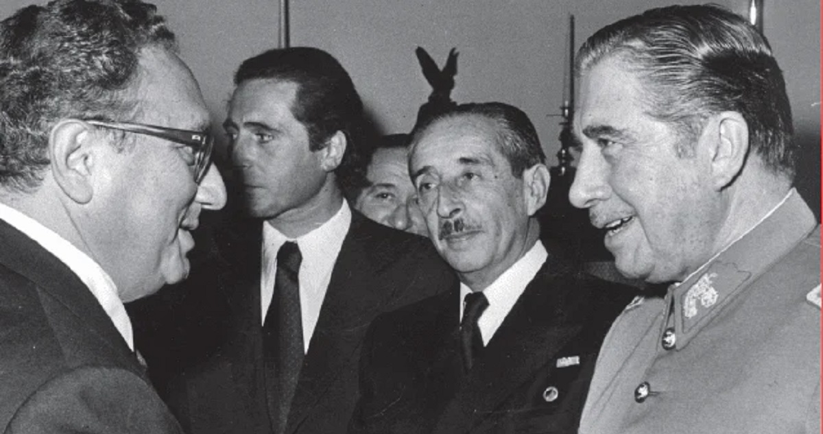 Kissinger, Merino y Pinochet. Detalle de la portada.