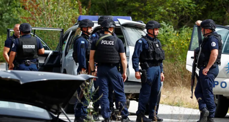 Policía serbia en el lugar del ataque