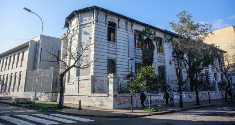 Inspector fue rociado con combustible durante incidentes en Liceo de Aplicación que dejan un detenido