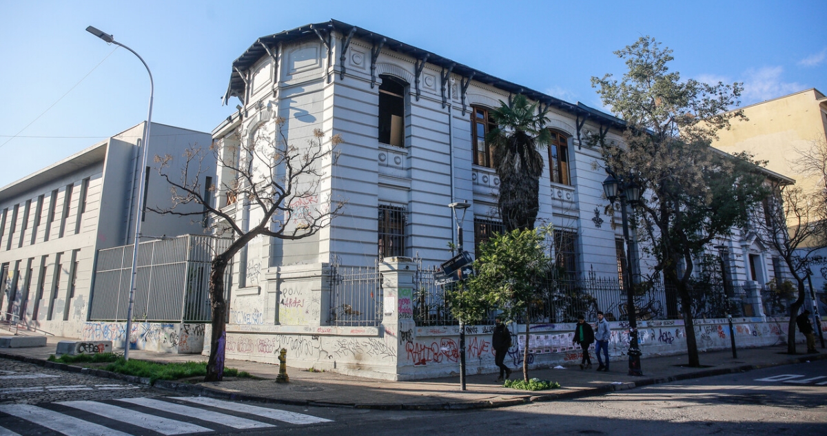 Inspector fue rociado con combustible durante incidentes en Liceo de Aplicación que dejan un detenido