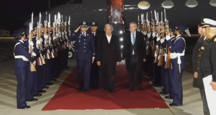 López Obrador es el primer presidente extranjero que llega para conmemorar 50 años del Golpe