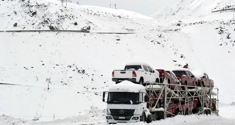 Más de 1.500 camiones esperan entrar al país por paso Los Libertadores: nieve impide su reapertura