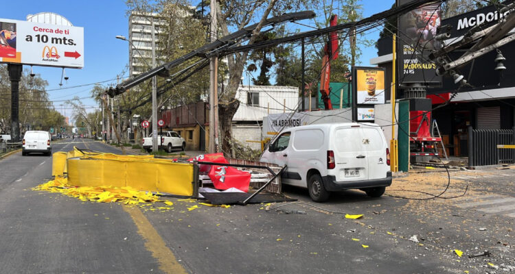Accidente con grúa derriba M gigante de McDonald’s en Ñuñoa