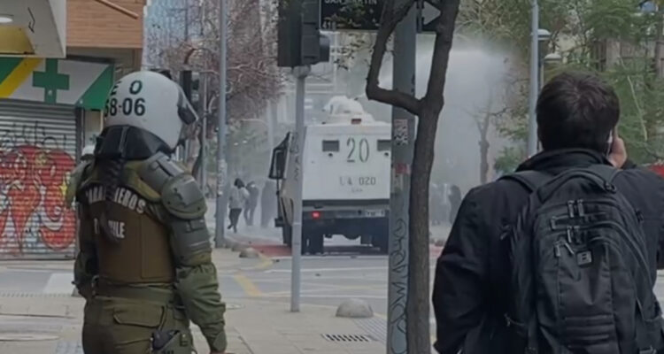 Reabren estación Santa Ana del Metro de Santiago que fue cerrada por manifestaciones de estudiantes