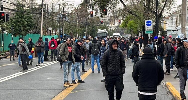Trabajadores de construcción de Hospital Salvador protestan por atrasos en pago de sueldos