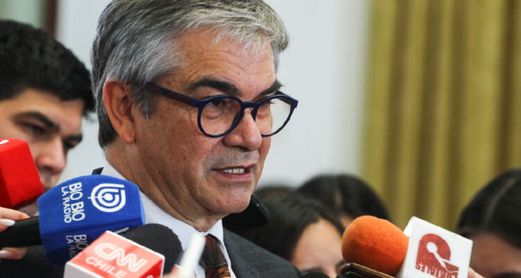 El ministro de Hacienda, Mario Marcel, realiza un punto de prensa en el Salón de Lectura del ex Congreso Nacional, luego de entregar el proyecto de Presupuesto 2024 al presidente de la Cámara de Diputados.