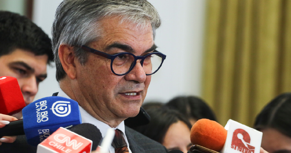 El ministro de Hacienda, Mario Marcel, realiza un punto de prensa en el Salón de Lectura del ex Congreso Nacional, luego de entregar el proyecto de Presupuesto 2024 al presidente de la Cámara de Diputados.