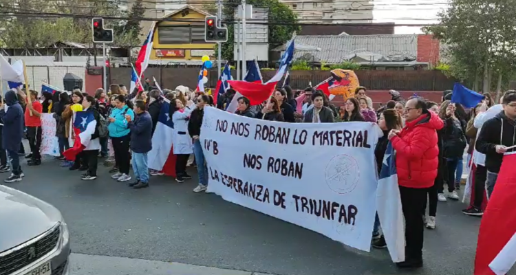 Profesores de colegio marchan por Macul por masivo robo de computadores