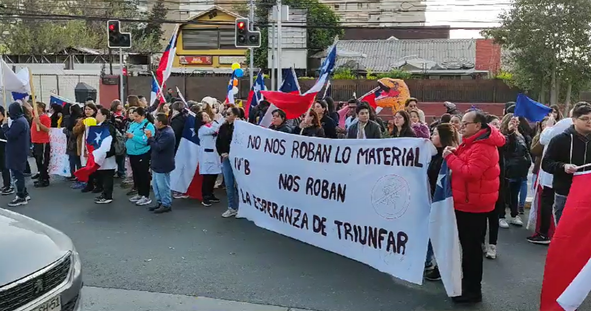 Profesores de colegio marchan por Macul por masivo robo de computadores