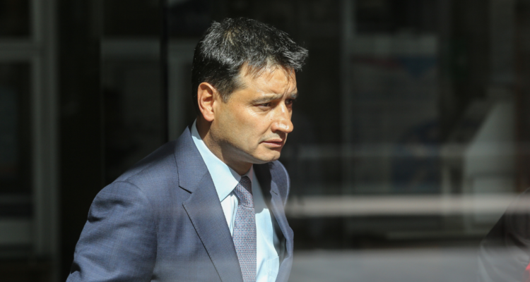 El abogado Mario Vargas saliendo de tribunales.