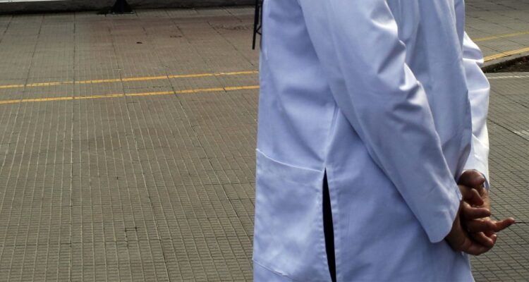 Mujer orinó frente a pacientes en hospital de Magallanes y luego agredió a uno de los médicos