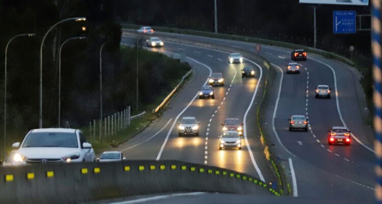 “Ármense de paciencia”: 520 mil autos saldrían de la RM este “18” y anuncian medidas en carreteras