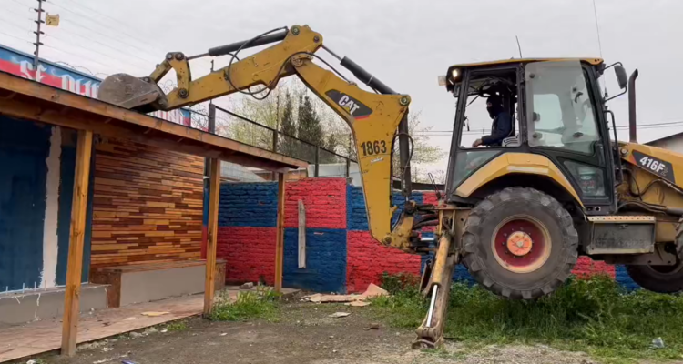 Demuelen nuevo memorial narco en Maipú: ahora fue el turno de homenaje a hincha de la “U”