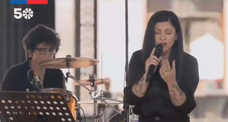 Mon Laferte canta “Manifiesto” de Víctor Jara en acto conmemorativo de los 50 años del Golpe de Estado