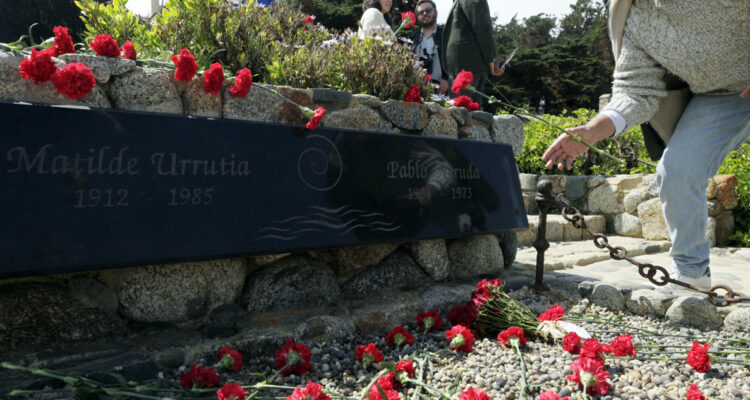 Conmemoran 50 años de la muerte de Pablo Neruda en medio de dudas por su deceso