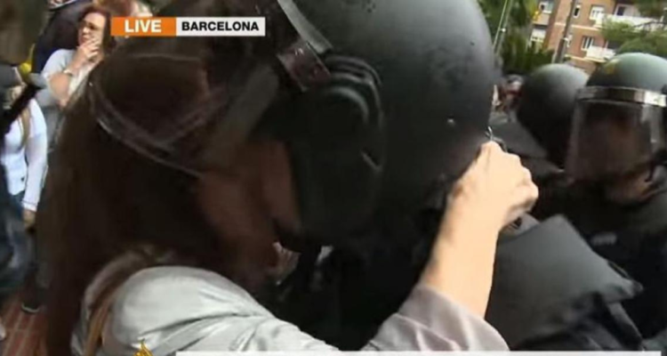 Mujer da beso a policía en España