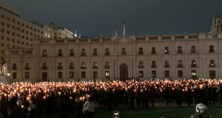 Miles de mujeres rodearon La Moneda en silencio, para conmemorar los 50 años del Golpe